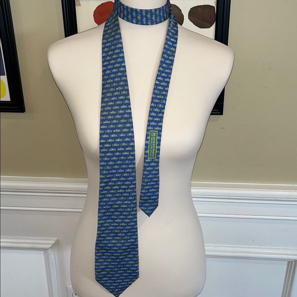 Vineyard Vines Beacon Hill Street Sign Tie from Blackstones